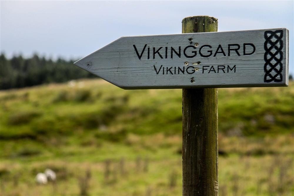 Skilt som viser veien ned til vikinggarden - Klikk for stort bilde