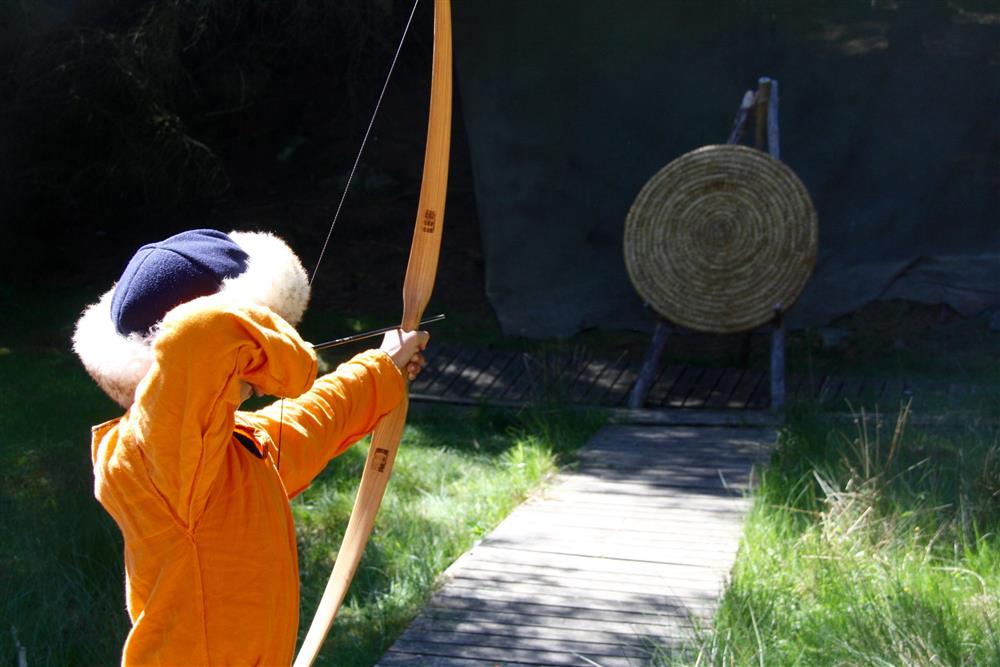Viking gutt skyter med pil og bue - Klikk for stort bilde