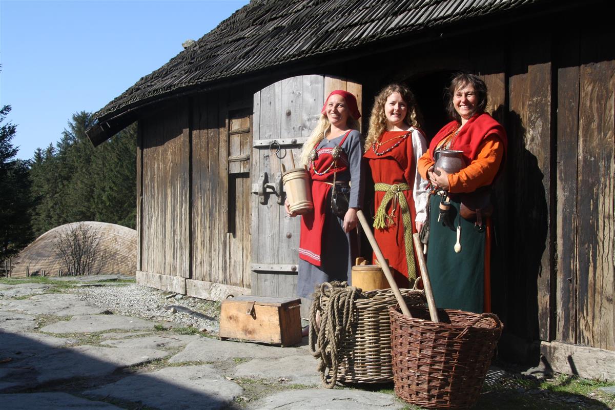 vikingkledde kvinner utenfor langhuset - Klikk for stort bilde