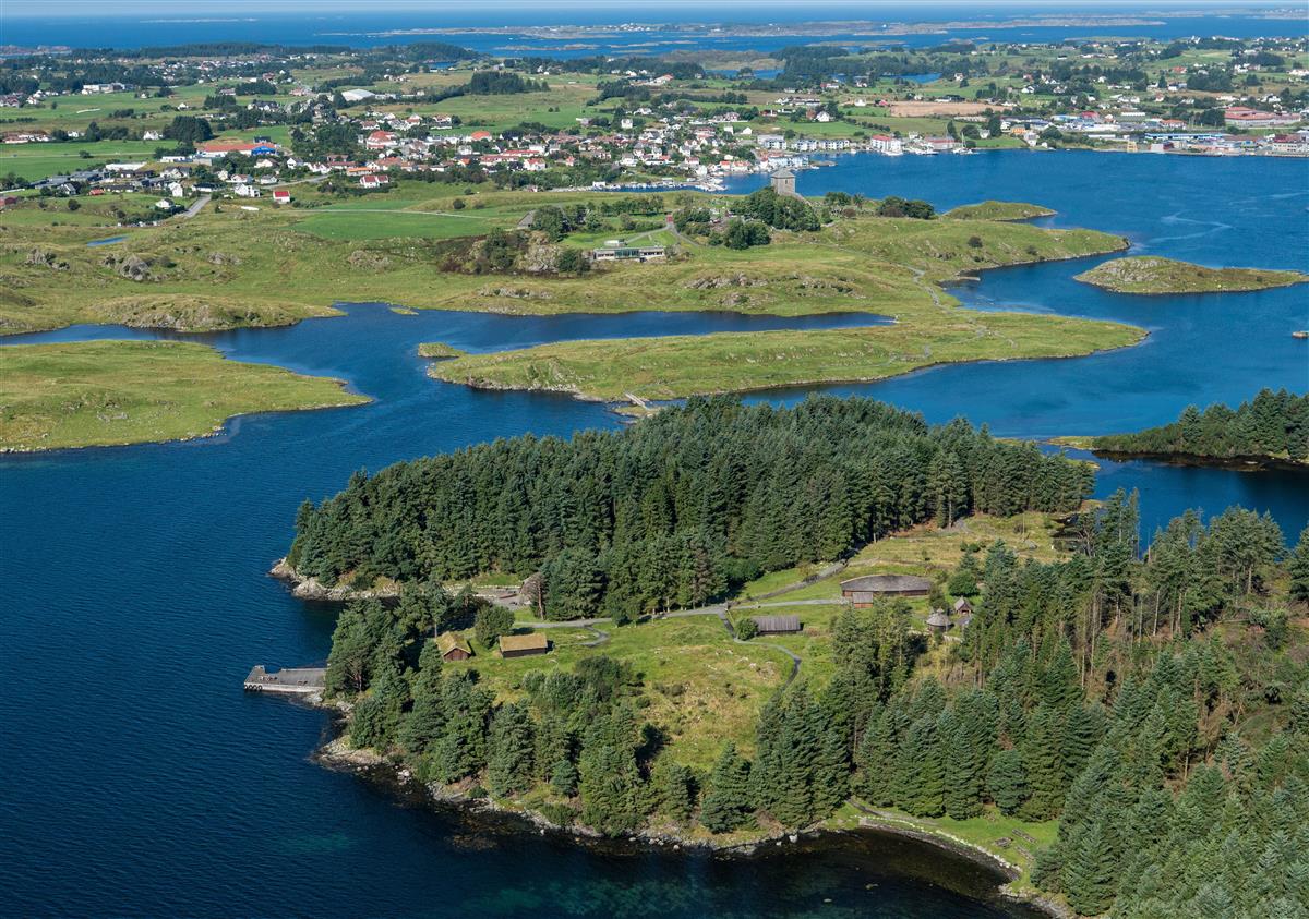 Dronefoto Avaldsnes med Bukkøy - Klikk for stort bilde